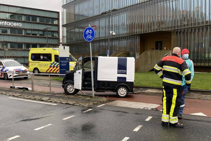 Elektrische 45-kilometer wagen botst tegen hekwerk