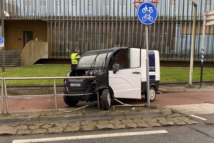 Elektrische 45-kilometer wagen botst tegen hekwerk