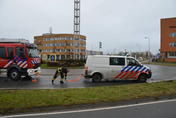 Elektrische 45-kilometer wagen botst tegen hekwerk