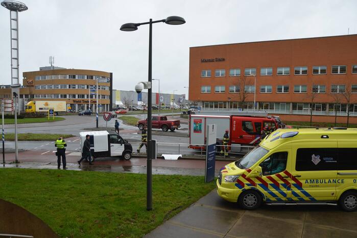 Elektrische 45-kilometer wagen botst tegen hekwerk