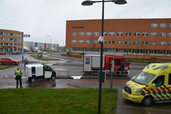 Elektrische 45-kilometer wagen botst tegen hekwerk