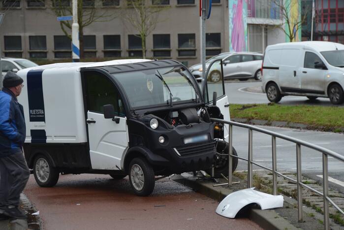 Elektrische 45-kilometer wagen botst tegen hekwerk