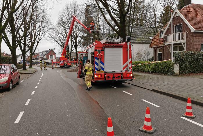 Brandweer verwijdert loshangende takken van boom