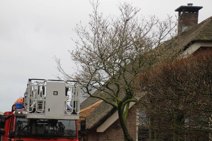 Brand in zorgboerderij met rieten dak