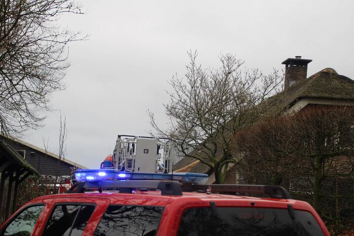 Brand in zorgboerderij met rieten dak