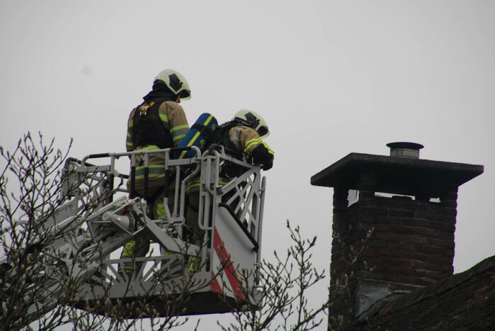 Brand in zorgboerderij met rieten dak