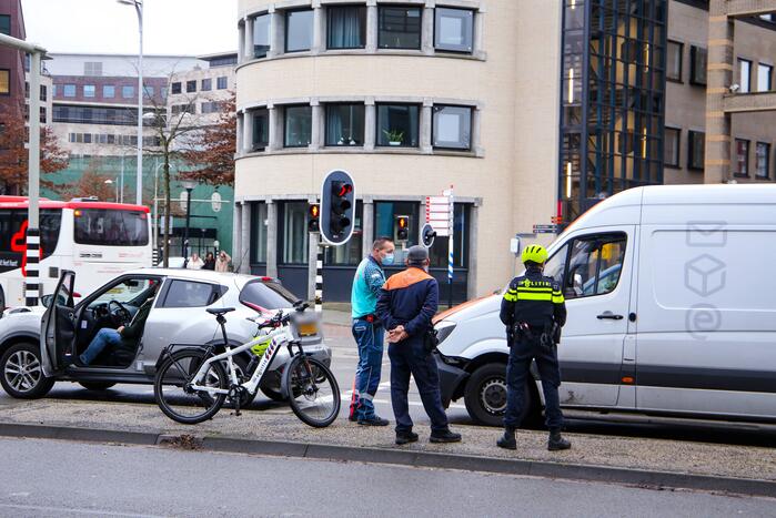 Bestelbus botst op personenauto voor stoplicht