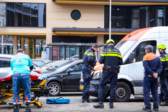Bestelbus botst op personenauto voor stoplicht