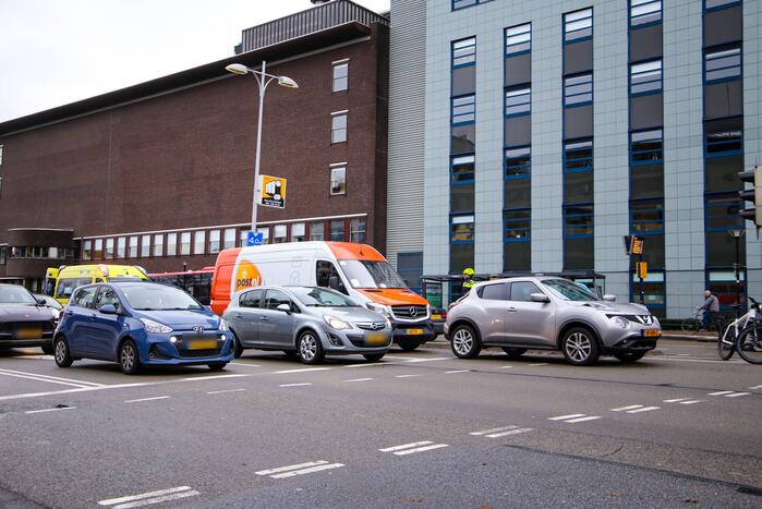 Bestelbus botst op personenauto voor stoplicht