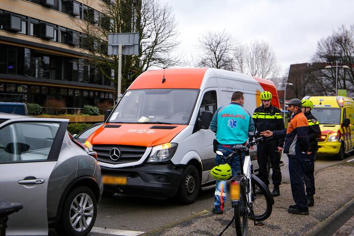 Bestelbus botst op personenauto voor stoplicht