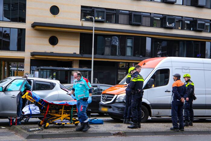 Bestelbus botst op personenauto voor stoplicht