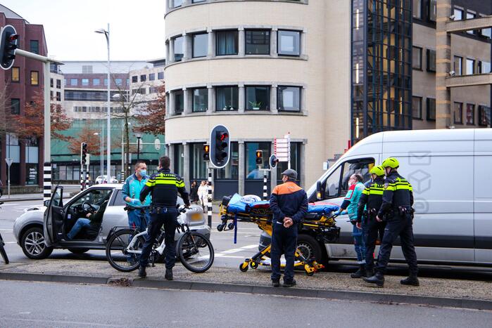 Bestelbus botst op personenauto voor stoplicht