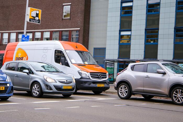 Bestelbus botst op personenauto voor stoplicht