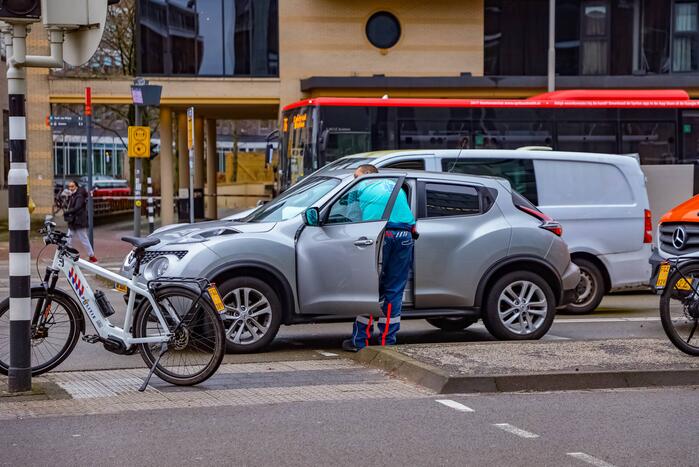 Bestelbus botst op personenauto voor stoplicht