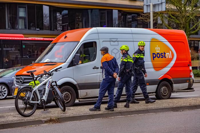 Bestelbus botst op personenauto voor stoplicht