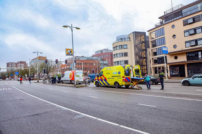 Bestelbus botst op personenauto voor stoplicht