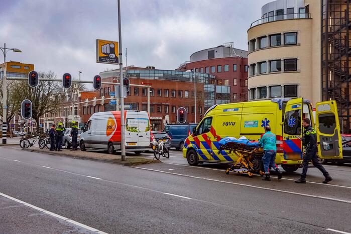 Bestelbus botst op personenauto voor stoplicht
