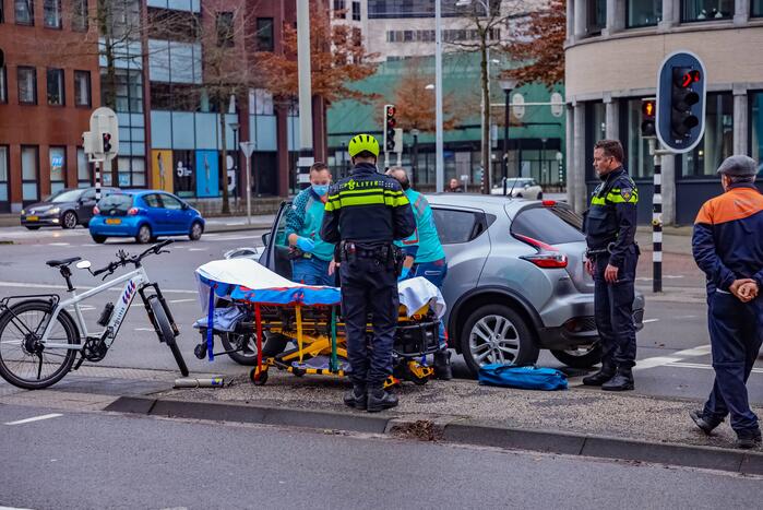 Bestelbus botst op personenauto voor stoplicht