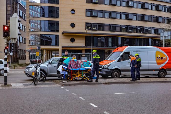 Bestelbus botst op personenauto voor stoplicht