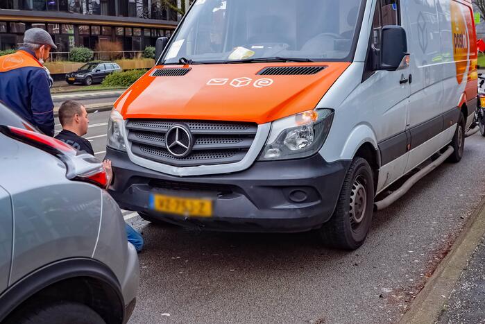 Bestelbus botst op personenauto voor stoplicht