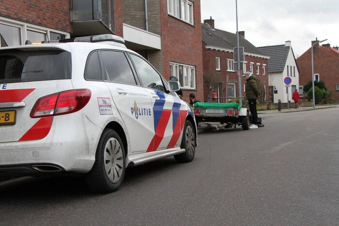 Aanhanger schiet los van auto en schept fietser