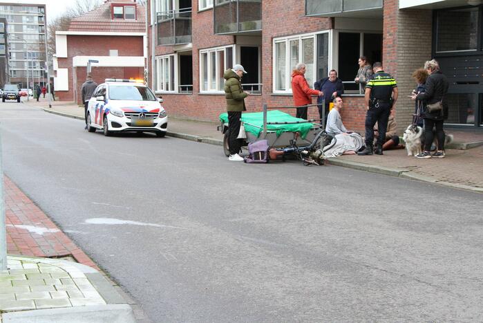 Aanhanger schiet los van auto en schept fietser