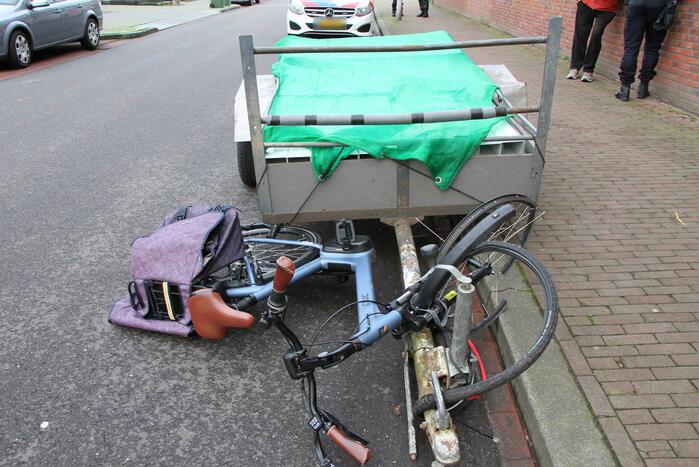 Aanhanger schiet los van auto en schept fietser