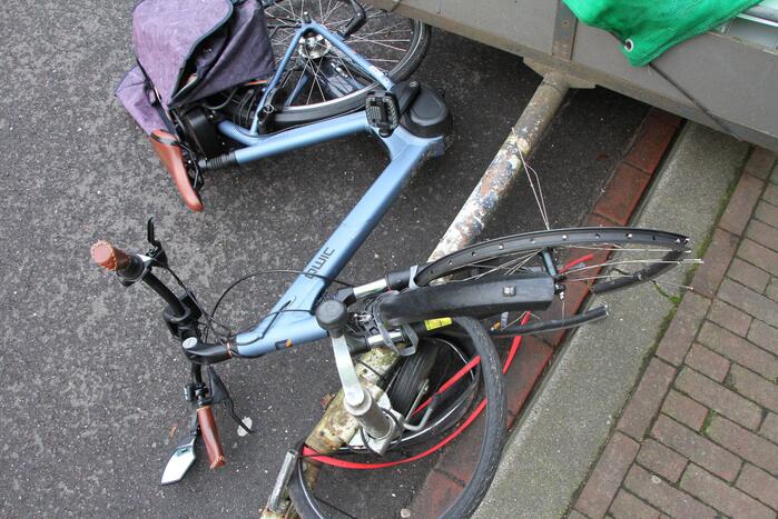 Aanhanger schiet los van auto en schept fietser