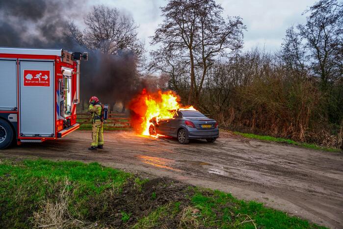 Auto vliegt in brand tijdens het rijden