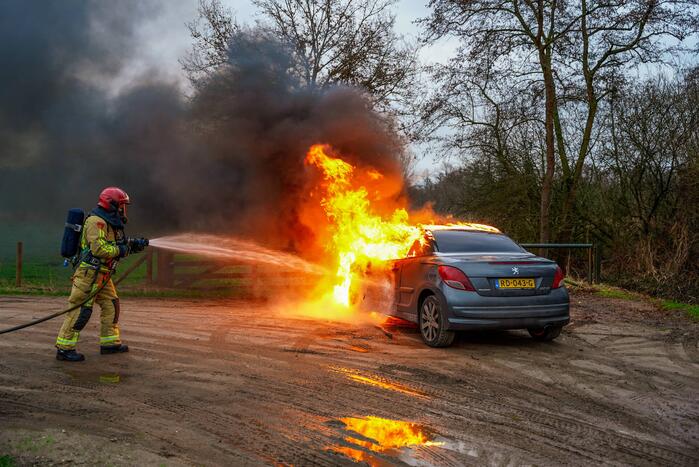 Auto vliegt in brand tijdens het rijden
