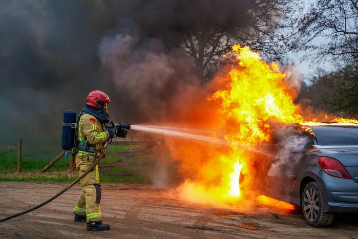Auto vliegt in brand tijdens het rijden