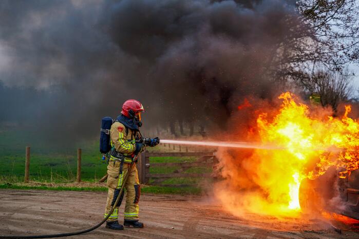 Auto vliegt in brand tijdens het rijden
