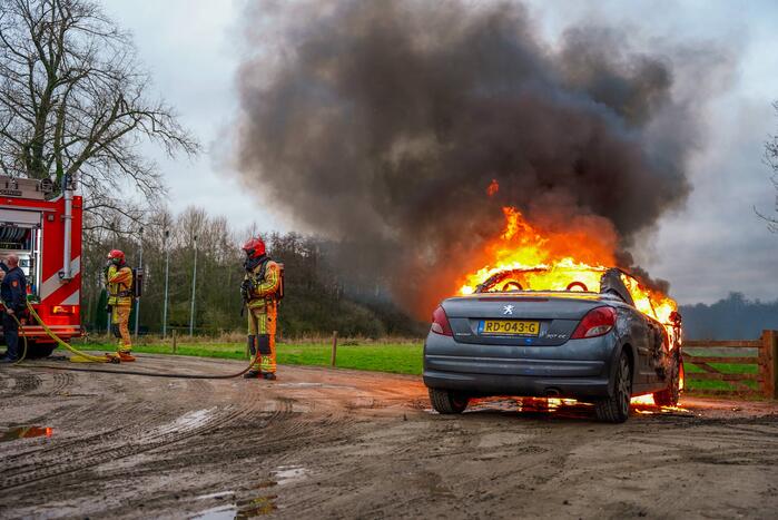 Auto vliegt in brand tijdens het rijden