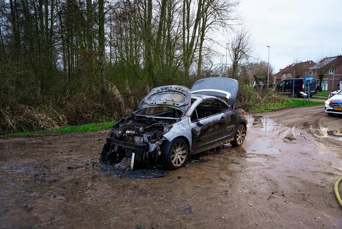 Auto vliegt in brand tijdens het rijden