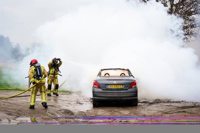 Auto vliegt in brand tijdens het rijden