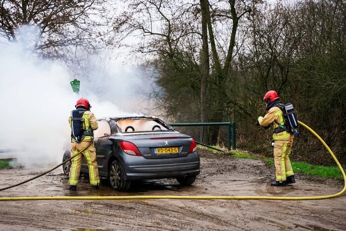 Auto vliegt in brand tijdens het rijden