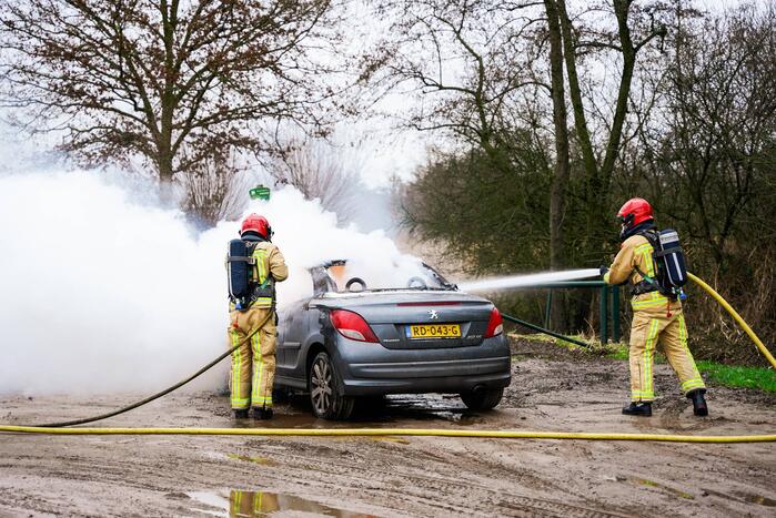 Auto vliegt in brand tijdens het rijden