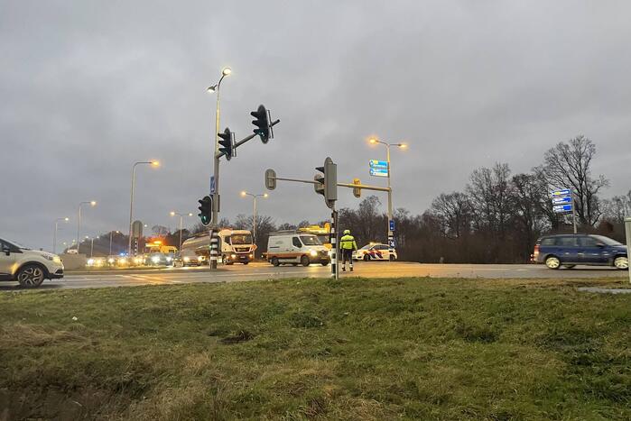 Kettingbotsing tussen twee auto en vrachtwagen