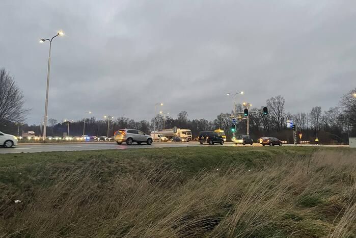 Kettingbotsing tussen twee auto en vrachtwagen