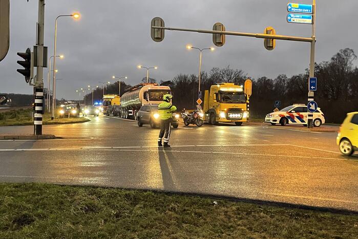 Kettingbotsing tussen twee auto en vrachtwagen