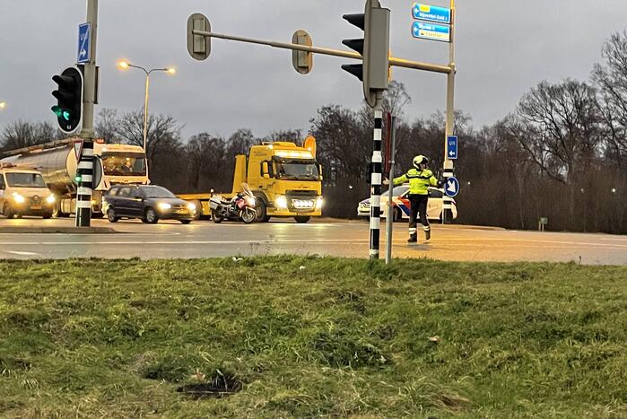 Kettingbotsing tussen twee auto en vrachtwagen