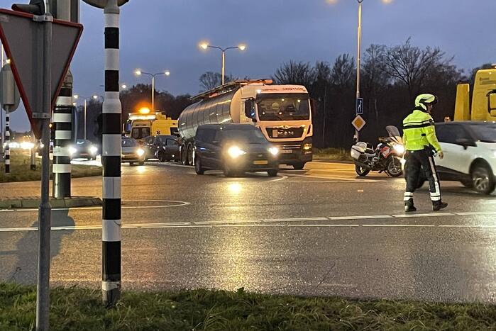 Kettingbotsing tussen twee auto en vrachtwagen