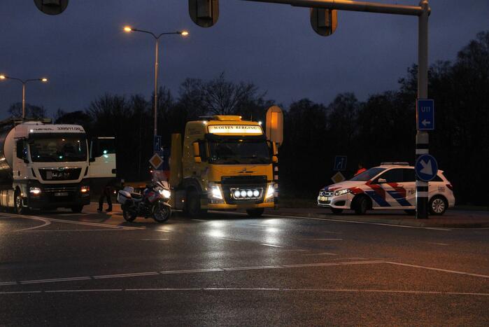 Kettingbotsing tussen twee auto en vrachtwagen