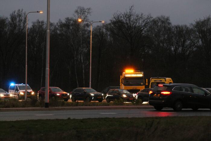 Kettingbotsing tussen twee auto en vrachtwagen