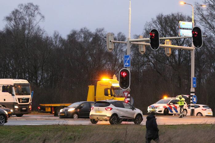 Kettingbotsing tussen twee auto en vrachtwagen