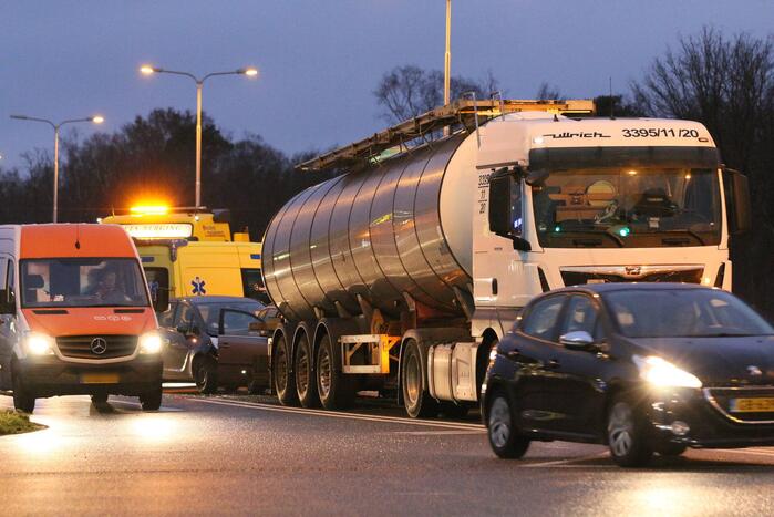 Kettingbotsing tussen twee auto en vrachtwagen