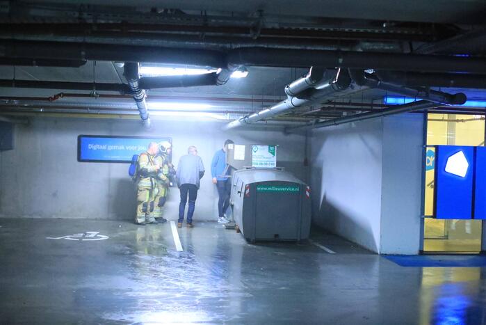 Parkeergarage Albert Heijn ontruimd door brand in afvalpers