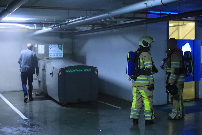 Parkeergarage Albert Heijn ontruimd door brand in afvalpers