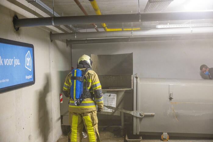 Parkeergarage Albert Heijn ontruimd door brand in afvalpers