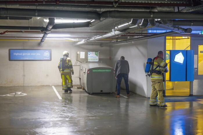 Parkeergarage Albert Heijn ontruimd door brand in afvalpers